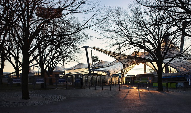 特朗普抨击泽连斯基之后，泽连斯基支持率上升，美国股市暴跌.